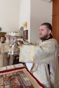 Божественная литургия на Архиерейском подворье — в храме в честь иконы Божией Матери «Утоли моя печали» г. Саратова