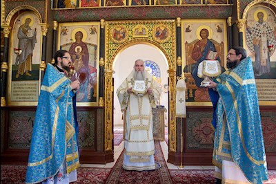 Божественная литургия на Архиерейском подворье — в храме в честь иконы Божией Матери «Утоли моя печали» г. Саратова