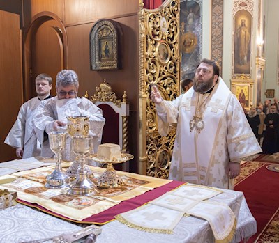 Митрополит Игнатий совершил Божественную литургию в Свято-Духовском соборе г. Саратова