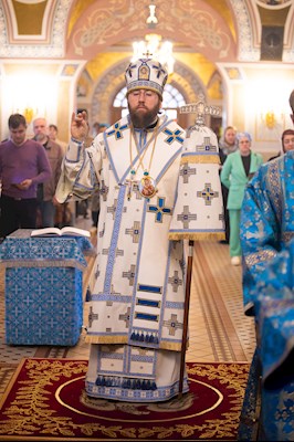 Митрополит Игнатий совершил вечернее богослужение с чтением акафиста Пресвятой Богородице в Свято-Троицком кафедральном соборе г. Саратова