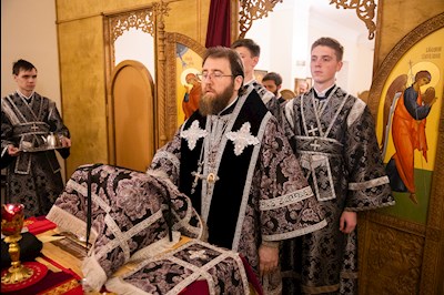 Митрополит Игнатий совершил ночную Литургию Преждеосвященных Даров в крестовом храме священномученика Гермогена, епископа Тобольского (Саратовского и Царицынского)