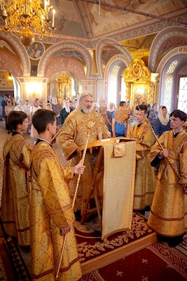 Митрополит Игнатий совершил Божественную литургию в Свято-Троицком кафедральном соборе Саратова