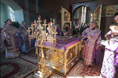 Митрополит Игнатий совершил Божественную литургию в Крестовоздвиженском храме г. Хвалынска