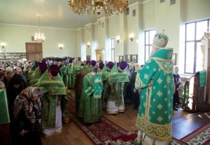 Божественная литургия на Архиерейском подворье — в храме во имя преподобного Серафима Саровского города Саратова