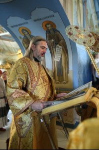 Митрополит Лонгин и Епископ Пахомий совершили Божественную литургию в Троицком соборе и молебен перед главной святыней Саратовской земли — образом Спаса Нерукотворного