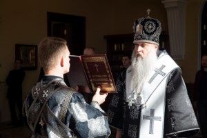 Литургия Преждеосвященных Даров на Архиерейском подворье — в храме святого апостола и евангелиста Иоанна Богослова