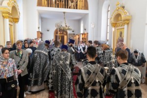 Литургия Преждеосвященных Даров, малое повечерие и утреня Великого Четвертка на Архиерейском подворье — в храме во имя святых равноапостольных Мефодия и Кирилла при СГУ