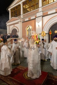 Митрополит Лонгин совершил пасхальное богослужение