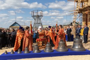 Митрополит Лонгин освятил колокола Свято-Никольского храма села Октябрьский Городок