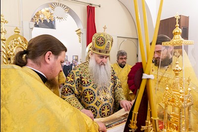 Божественная литургия в храме в честь святителя Иоанна Златоуста в п. Зональный г. Саратова