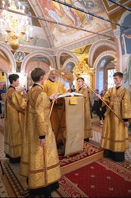 Митрополит Игнатий совершил Божественную литургию в Свято-Троицком кафедральном соборе Саратова
