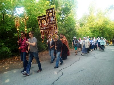 Крестный ход от храма мученицы Софии до храма святых Царственных страстотерпцев г. Саратова