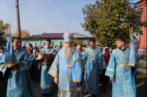 Божественная литургия в храме в честь Покрова Пресвятой Богородицы города Петровска