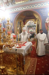 Митрополит Лонгин совершил Рождественское ночное богослужение