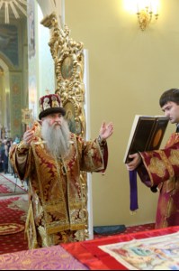 В Великий Четверг Митрополит Лонгин совершил Литургию Василия Великого и Чин умовения ног