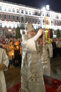 Митрополит Лонгин совершил пасхальное богослужение