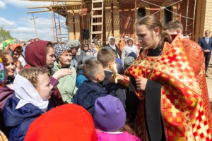 Митрополит Лонгин освятил колокола Свято-Никольского храма села Октябрьский Городок