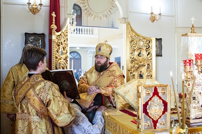 Божественная литургия на Архиерейском подворье — в храме во имя святого апостола и евангелиста Иоанна Богослова при СПДС