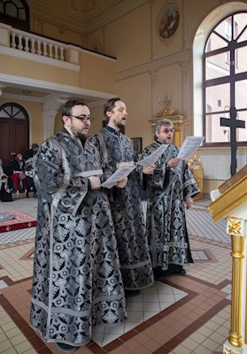 Митрополит Игнатий совершил вечернюю Литургию Преждеосвященных Даров в храме во имя святого апостола и евангелиста Иоанна Богослова при Саратовской православной духовной семинарии