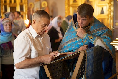 Митрополит Игнатий совершил Божественную литургию в Свято-Троицком кафедральном соборе Саратова