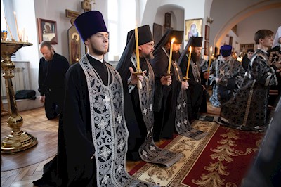 Митрополит Игнатий совершил великое повечерие с чтением Великого покаянного канона преподобного Андрея Критского в Спасо-Преображенском мужском монастыре г. Саратова