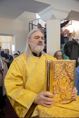 Митрополит Игнатий совершил Божественную литургию в Трехсвятительском храме г. Саратова
