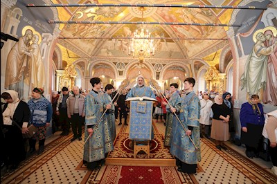 Митрополит Игнатий совершил Великую вечерню в соединении с Литургией святителя Иоанна Златоуста в Свято-Троицком кафедральном соборе г. Саратова