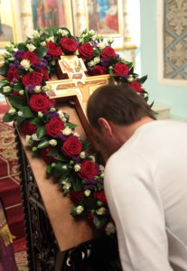 Всенощное бдение c Чином Воздвижения Креста в Духосошественском соборе города Саратова