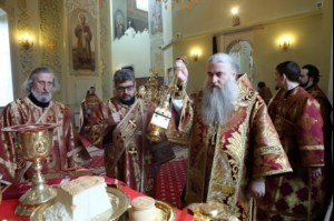 В Великий Четверг Митрополит Лонгин совершил Литургию Василия Великого и Чин умовения ног