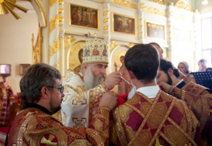 Божественная литургия на Архиерейском подворье — храме во имя преподобного Серафима Саровского города Саратова