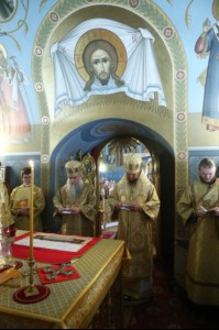 Митрополит Лонгин и Епископ Пахомий совершили Божественную литургию в Троицком соборе и молебен перед главной святыней Саратовской земли — образом Спаса Нерукотворного
