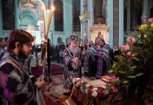 Вечерня с выносом Плащаницы Спасителя в храме в честь Сошествия Святого Духа города Саратова