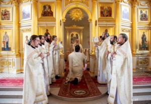 Божественная литургия на Архиерейском подворье — храме во имя святого апостола и евангелиста Иоанна Богослова при СПДС