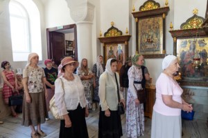 Божественная литургия на Архиерейском подворье — в храме в честь иконы Божией Матери «Утоли моя печали» г. Саратова