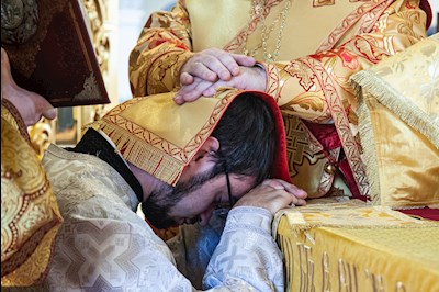 Божественная литургия на Архиерейском подворье — в храме во имя святого апостола и евангелиста Иоанна Богослова при СПДС