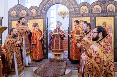 Митрополит Игнатий совершил Божественную литургию в Петропавловском храме Саратова