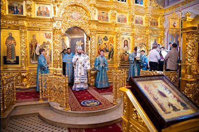 Митрополит Игнатий совершил вечернее богослужение с чтением акафиста Пресвятой Богородице в Свято-Троицком кафедральном соборе г. Саратова