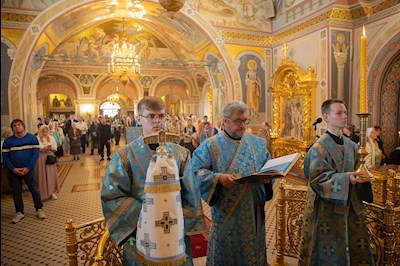 Митрополит Игнатий совершил Божественную литургию в Свято-Троицком кафедральном соборе Саратова