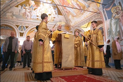 Митрополит Игнатий совершил Божественную литургию в Свято-Троицком кафедральном соборе Саратова