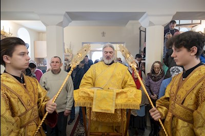 Митрополит Игнатий совершил Божественную литургию в Трехсвятительском храме г. Саратова