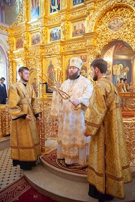 Митрополит Игнатий совершил Божественную литургию в Свято-Троицком кафедральном соборе Саратова