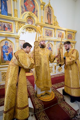 Митрополит Игнатий совершил Божественную литургию в Трехсвятительском храме г. Саратова