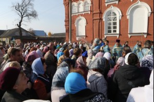 Божественная литургия в храме в честь Покрова Пресвятой Богородицы города Петровска