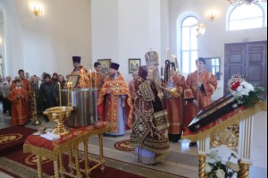 Божественная литургия в Свято-Троицком кафедральном соборе Вольска