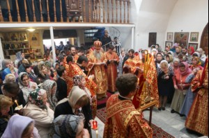 Божественная литургия и панихида в Свято-Никольском храме на Елшанском кладбище Саратова