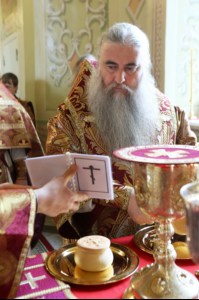 В Великий Четверг Митрополит Лонгин совершил Литургию Василия Великого и Чин умовения ног