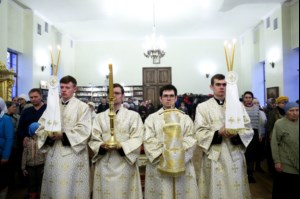 Божественная литургия на Архиерейском подворье — храме во имя преподобного Серафима Саровского г.Саратова