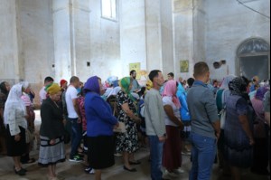 Божественная литургия в храме в честь Покрова Пресвятой Богородицы села Сокур Татищевского района