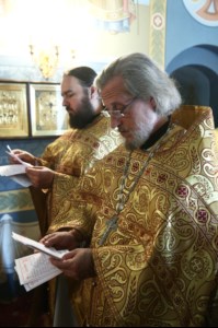 Митрополит Лонгин и Епископ Пахомий совершили Божественную литургию в Троицком соборе и молебен перед главной святыней Саратовской земли — образом Спаса Нерукотворного
