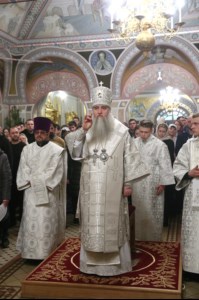 Митрополит Лонгин совершил Рождественское ночное богослужение